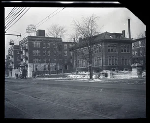 Harlan Court Apartments und ein Nachbarhaus in der Delmar Boulevard 5457